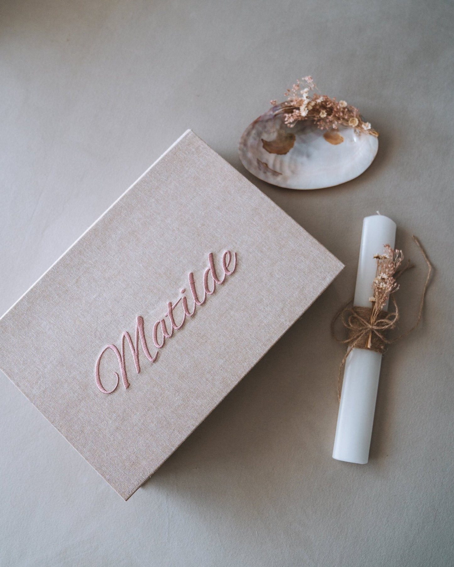 caixa de batismo com concha e vela