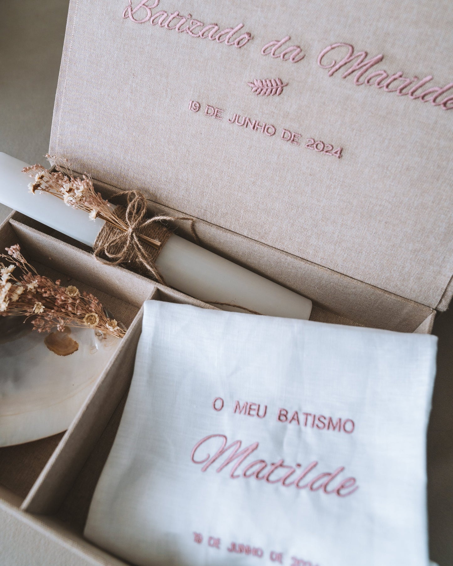 caixa de batismo com toalha concha e vela