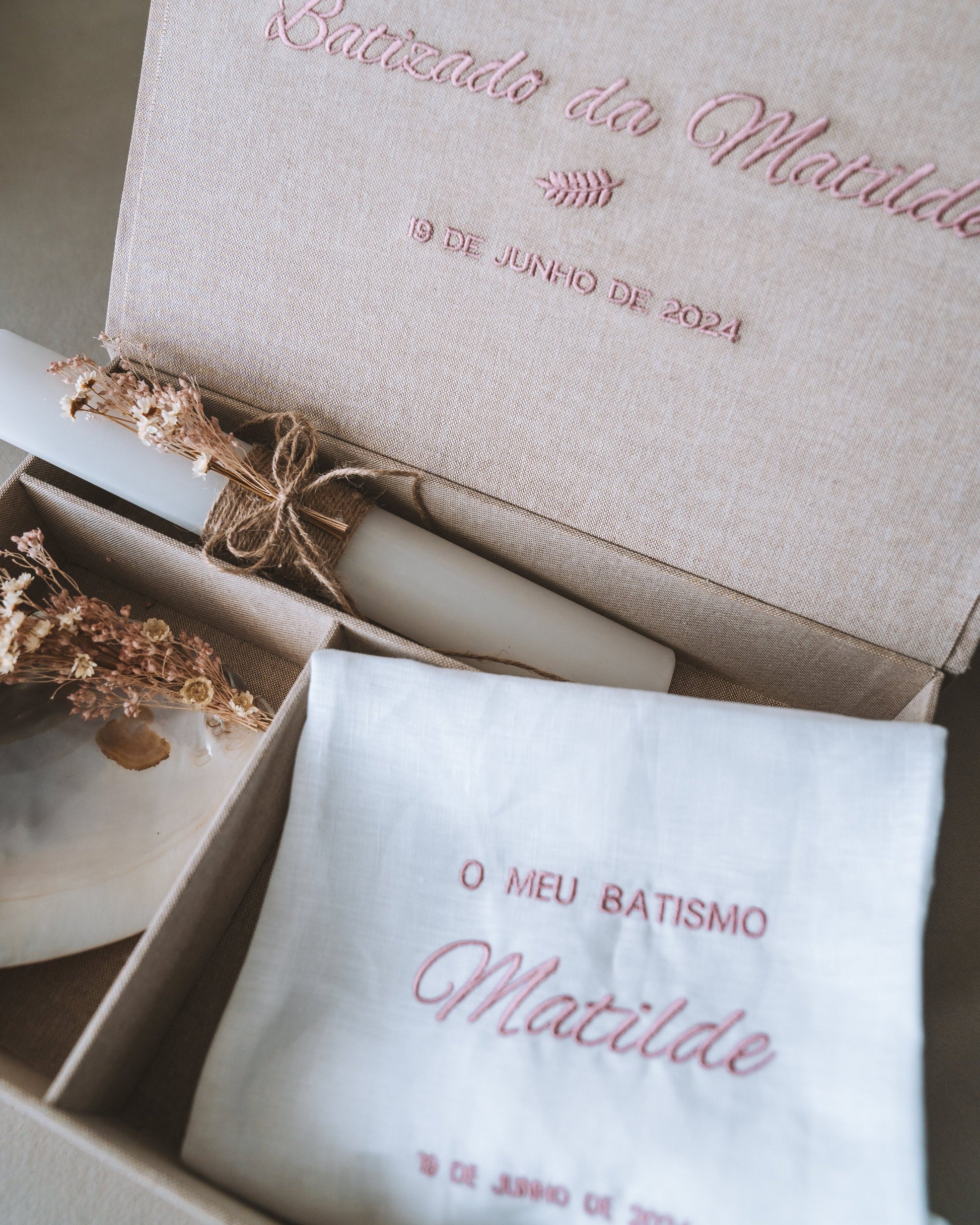 caixa de batismo com toalha concha e vela